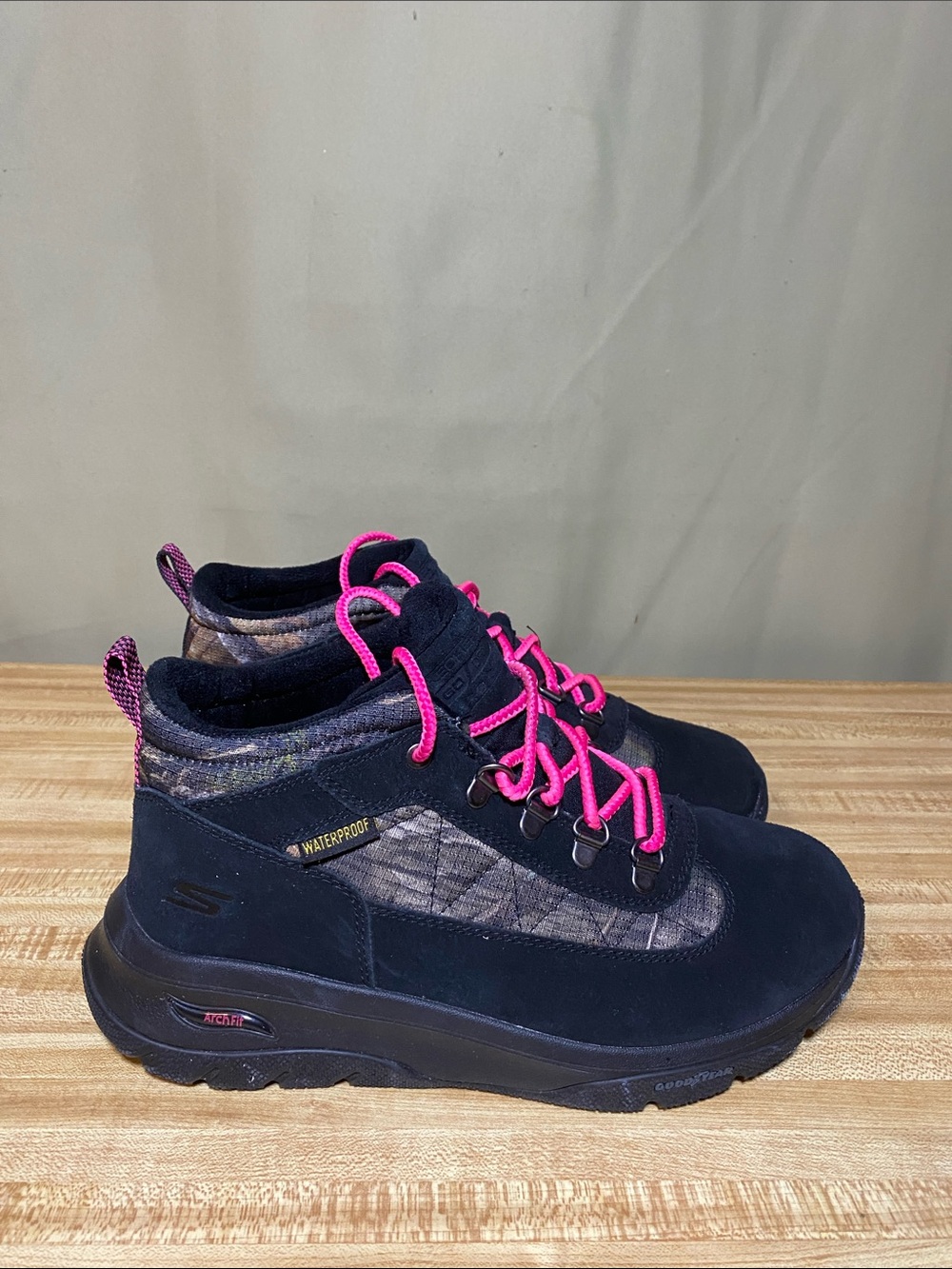 Sketchers Arch Fit Journey Waterproof hiking Boots Women 7